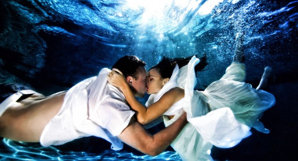 How photographer takes most romantic photos underwater